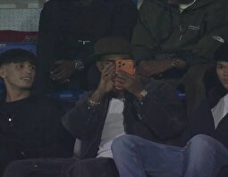 (عکس) لامین یامال با آیفون ۱۷ پرومکس شکار شد؛ مدل محبوب آیفون در دستان ستاره