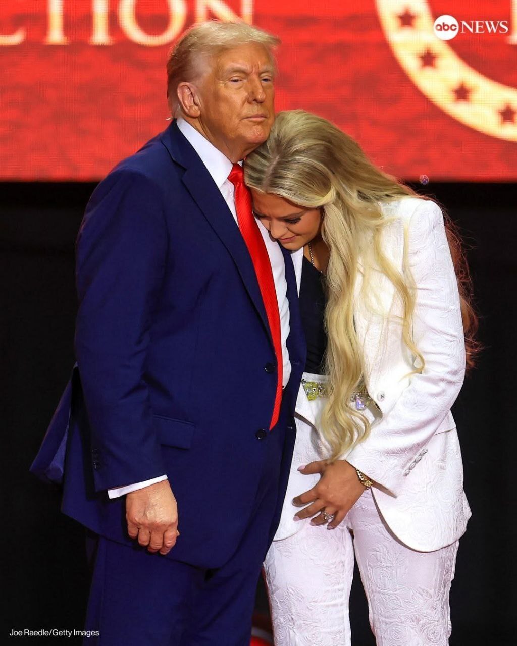 تصاویر| بوسه ترامپ بر گونه همسر چارلی کرک