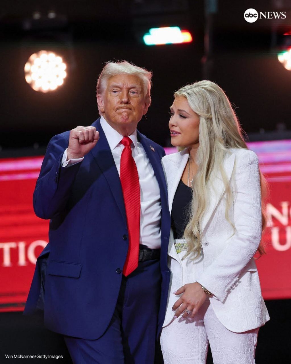 تصاویر| بوسه ترامپ بر گونه همسر چارلی کرک