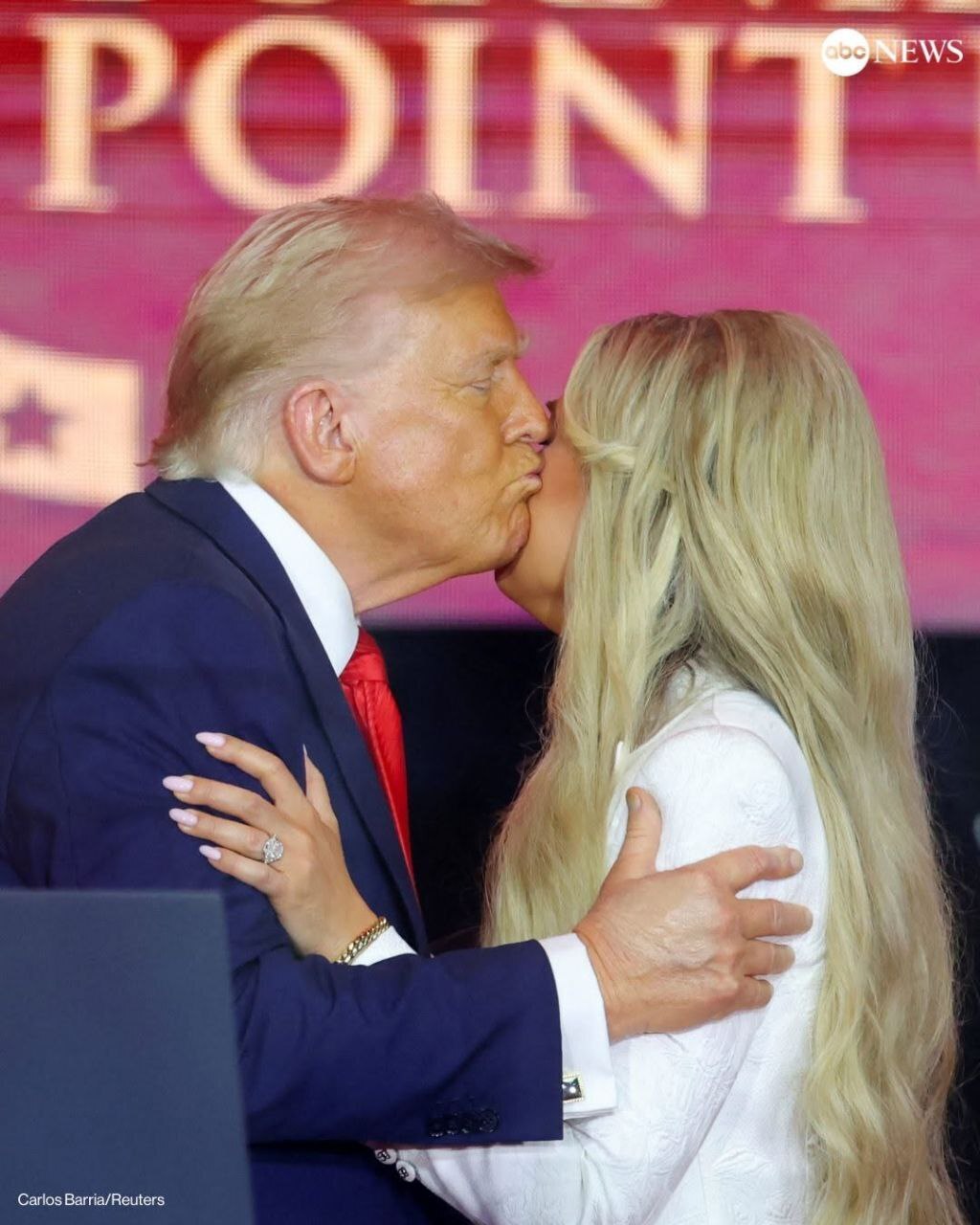 تصاویر| بوسه ترامپ بر گونه همسر چارلی کرک