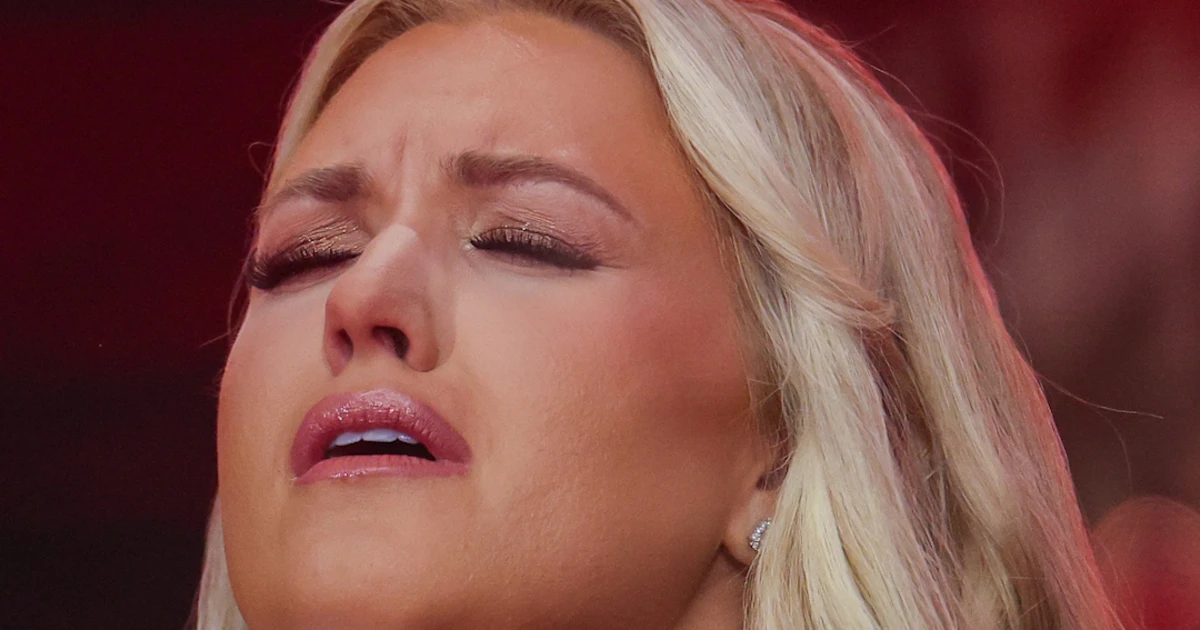 تصاویر| بوسه ترامپ بر گونه همسر چارلی کرک