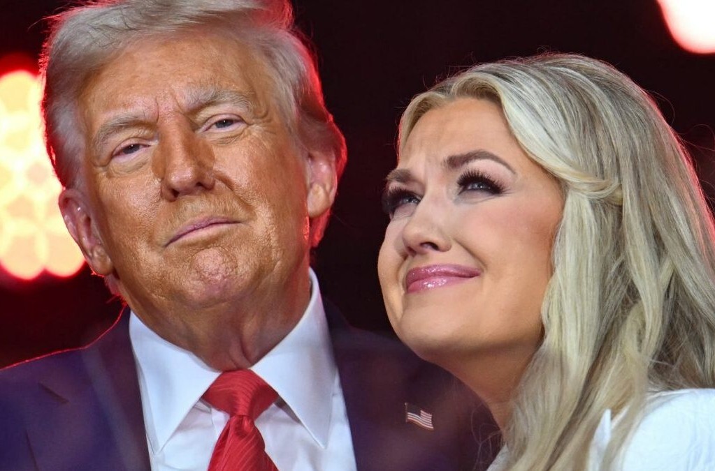 تصاویر| بوسه ترامپ بر گونه همسر چارلی کرک