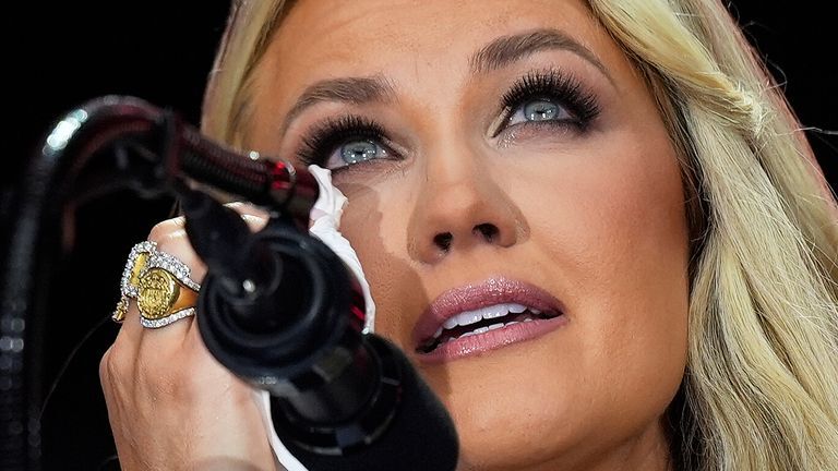 تصاویر| بوسه ترامپ بر گونه همسر چارلی کرک