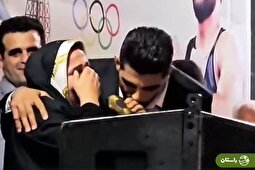 (ویدئو) «محمدهادی ساروی» در آغوش مادر و خانواده‌اش