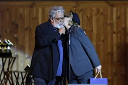 (ویدئو) بوسیدن حسن پورشیرازی توسط همسرش در جشن انجمن منتقدان و نویسندگان