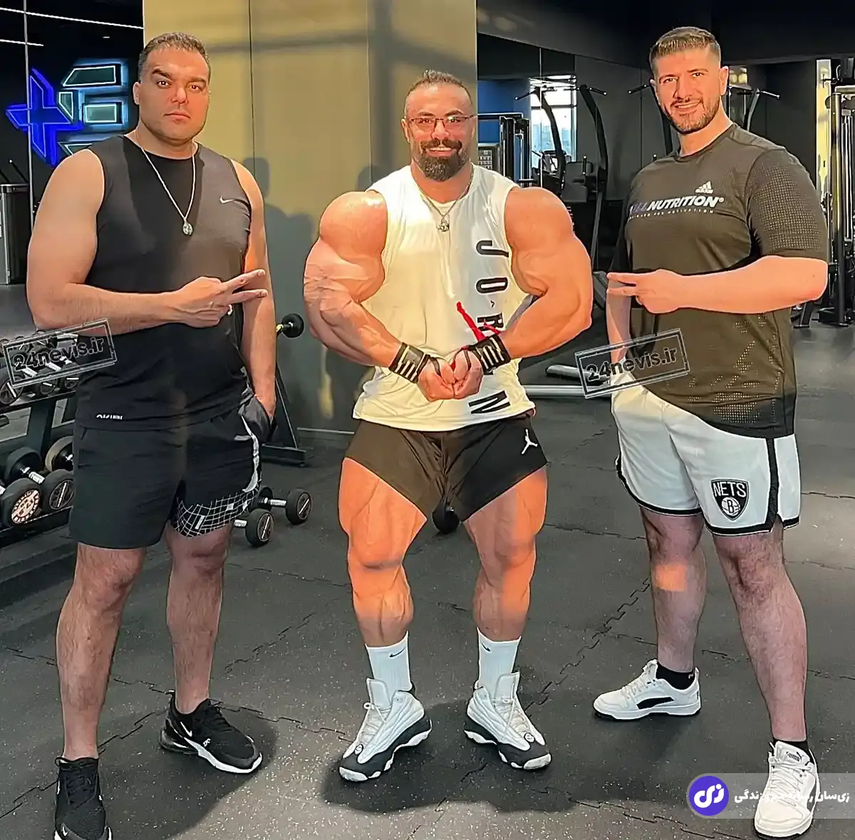 فیگور بهروز تابانی در کنار دو بدنساز دیگر در یک سالن ورزشی