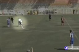 ویدئو | اتفاق باورنکردنی در فوتبال پایه؛ حمله مادر بازیکن اخراجی به داور