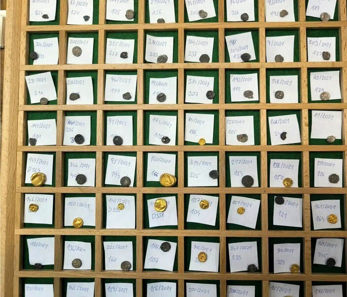 کشف سکه‌های باستانی در یک مکان غیرمنتظره! + عکس