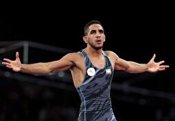 ویدئو | لحظه اعطای یک هدیه خاص به رحمان عموزاد در ورزشگاه آزادی