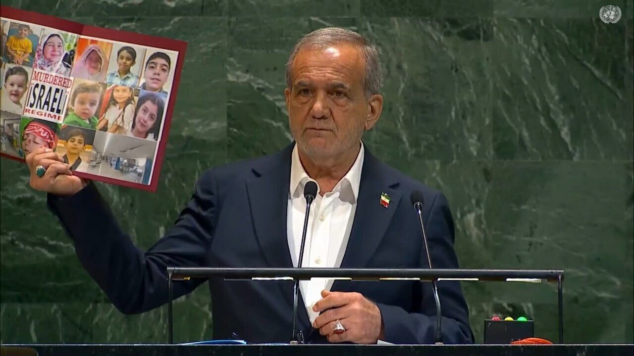 عکس | پزشکیان عکس چه کسانی را در سازمان ملل به جهانیان نشان داد؟