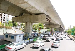 اتفاق عجیب؛ مردی برای شارژ موبایل لای پل صدر گیر کرد