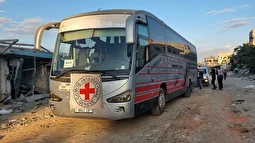 (تصاویر) ورود اتوبوس‌های حامل اسرای آزادشده به بیمارستان ناصر در خان‌یونس