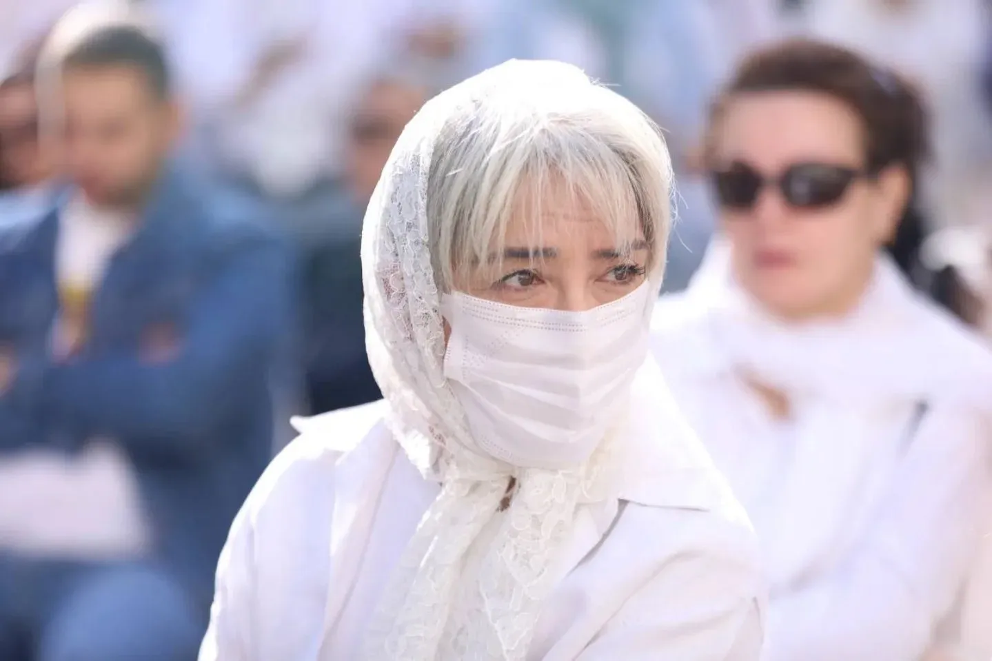 مراسم ناصر تقوایی با پوشیدن لباس سفید حاضران برگزار شد مراسم ناصر تقوایی