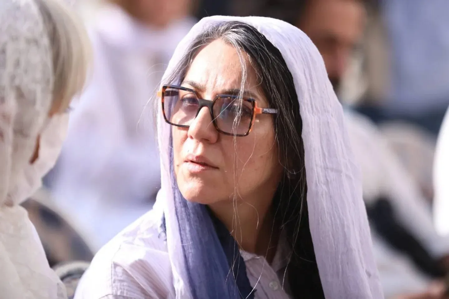 مراسم ناصر تقوایی با پوشیدن لباس سفید حاضران برگزار شد مراسم ناصر تقوایی