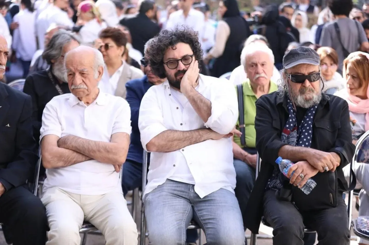 مراسم ناصر تقوایی با پوشیدن لباس سفید حاضران برگزار شد مراسم ناصر تقوایی