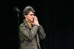 (ویدئو) وداع باشکوه مردم با پیکر ناصر تقوایی