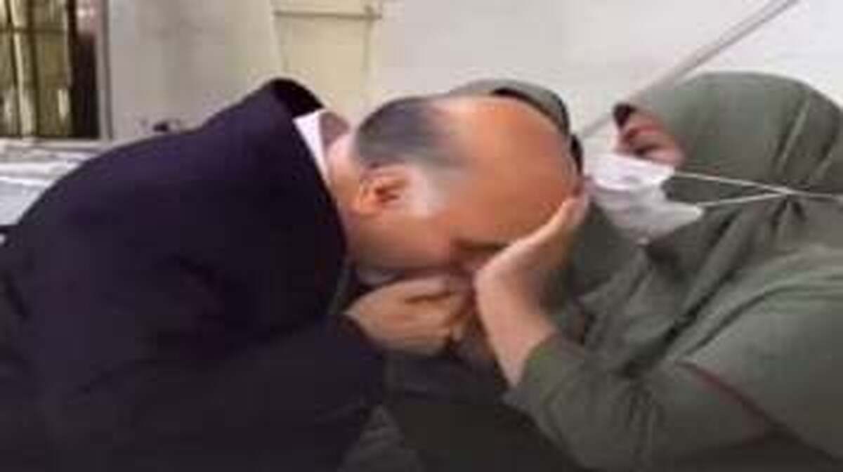 چرا بوسه کارآفرین مشهور و کارشناس برنامه‌های مذهبی تلویزیونی بر دست زن کارگر جنجالی شد؟