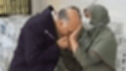 چرا بوسه کارآفرین مشهور و کارشناس برنامه‌های مذهبی تلویزیونی بر دست زن کارگر جنجالی شد؟