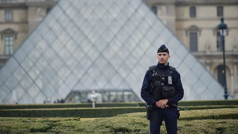 مثل یک فیلم هالیوودی؛ سرقت از موزه لوور در هفت دقیقه!