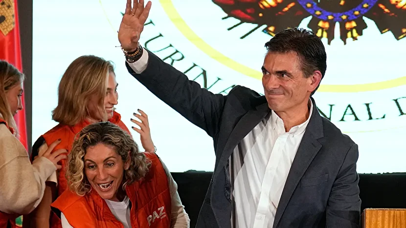 پایان دو دهه حکومت چپ‌گرایان در بولیوی؛ رودریگو پاز به قدرت رسید