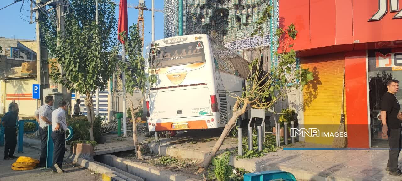 عکس | تصادف شدید اتوبوس با یک مسجد در اصفهان؛ اتوبوس ساعت ۵ صبح وارد اتوبوس شد