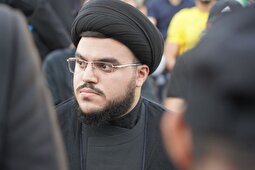 تصویری از چهره فرزند کوچک سید حسن نصرالله در مراسم پدرش