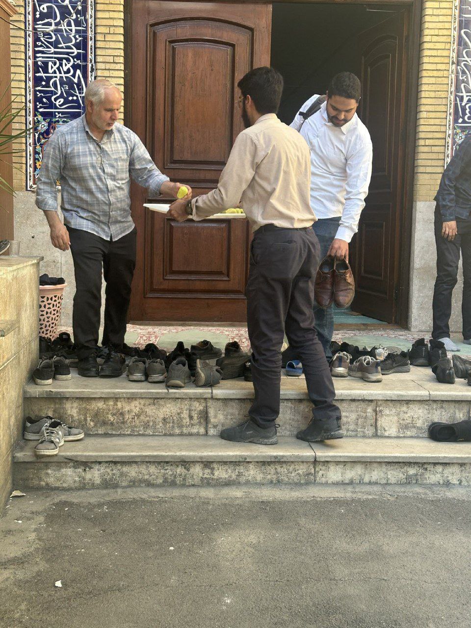 عکس | ساخت تابوت برجام با ماکت روحانی و ظریف و پخش گلابی در دانشگاه امیرکبیر!