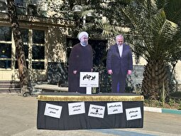 عکس | ساخت تابوت برجام با ماکت روحانی و ظریف و پخش گلابی در دانشگاه امیرکبیر!