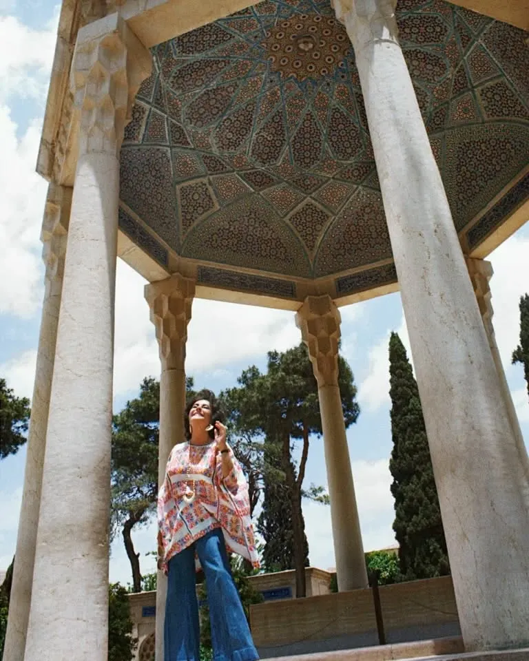 الیزابت تیلور در آرامگاه سعدی و حافظ