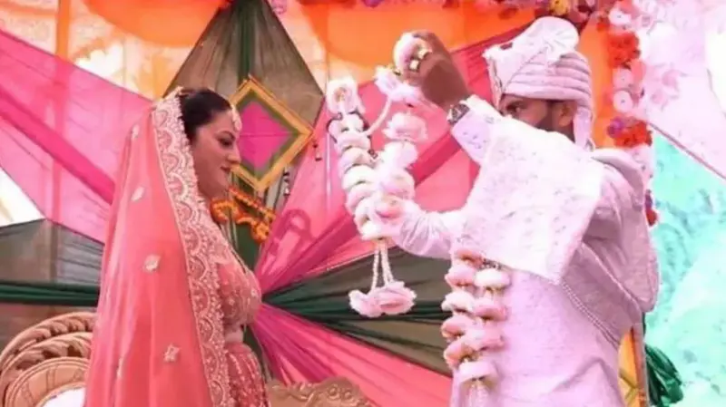 عکسی که یک کشور را به هم ریخت؛ دختری که همزمان با دو برادر ازدواج کرد!