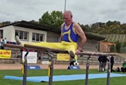 (ویدئو) بدن شگفت‌انگیز پیرمرد ۷۴ ساله که به طرز شگفت‌انگیزی حرکات سخت ژیمناستیک را اجرا می‌کند