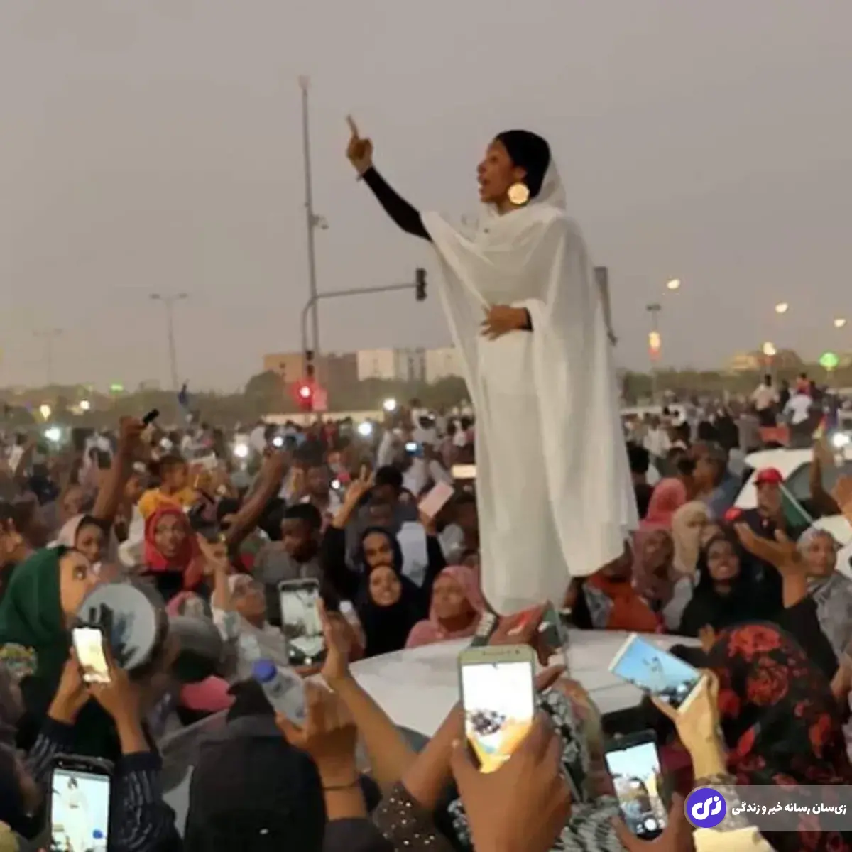 (تصاویر) «زن سفیدپوش سودان»؛ آلاء صلاح کیست و چرا این روزها در سودان حضور ندارد؟!