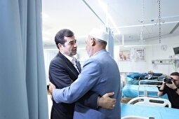 (ویدئو) لحظه تلخ بوسیدن دست صابر کاظمی توسط پدرش در ICU بیمارستان