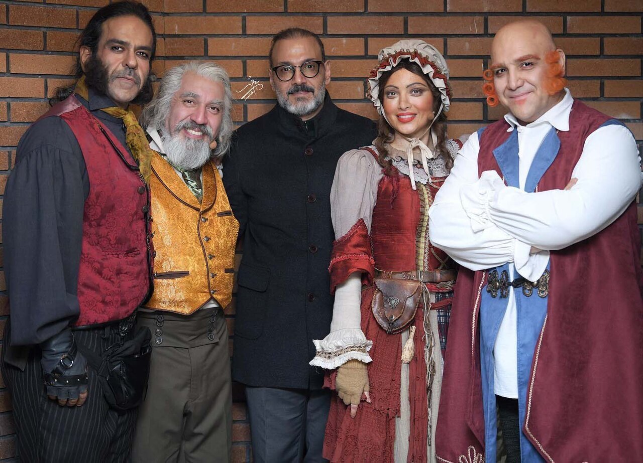 (تصاویر) علیرضا قربانی با بهنوش طباطبایی در پشت صحنه نمایش «اولیور توئیست»