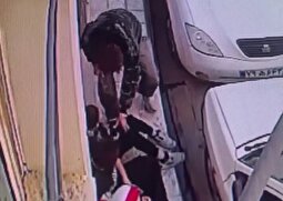 فیلم منتشر شده از سرقت موبایل با ساطور در مشهد