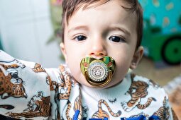 (ویدئو) کودک دو‌ساله با پستانک در دهان، جهان را با مهارتش در بیلیارد شگفت‌زده کرد