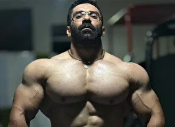 مظاهر تابانی؛ بدنساز سرابی مشهور به «تانک آذربایجان» و برادرزاده بهروز تابانی که رقیب هادی چوپان در مسترالمپیای ۲۰۲۶ خواهد بود