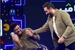 (ویدئو) بالاخره یکی مچ امیرحسین قیاسی رو گرفت؛ امید حاجیلی گوشی قیاسی را گرفت!