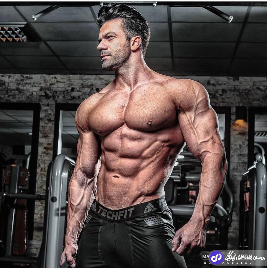 محمد کاشانکی؛ خوشتیپ ترین بدنساز ایران که از ژیمناستیک به بدنسازی آمد و قهرمان مسترالمپیای روسیه شد محمد کاشانکی؛ خوشتیپ ترین بدنساز ایران که از ژیمناستیک به بدنسازی آمد و قهرمان مسترالمپیای روسیه شد