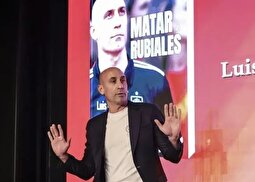 (ویدئو) پرتاب تخم مرغ به سمت لوئیس روبیالس توسط عمویش در مراسم رونمایی از کتاب!