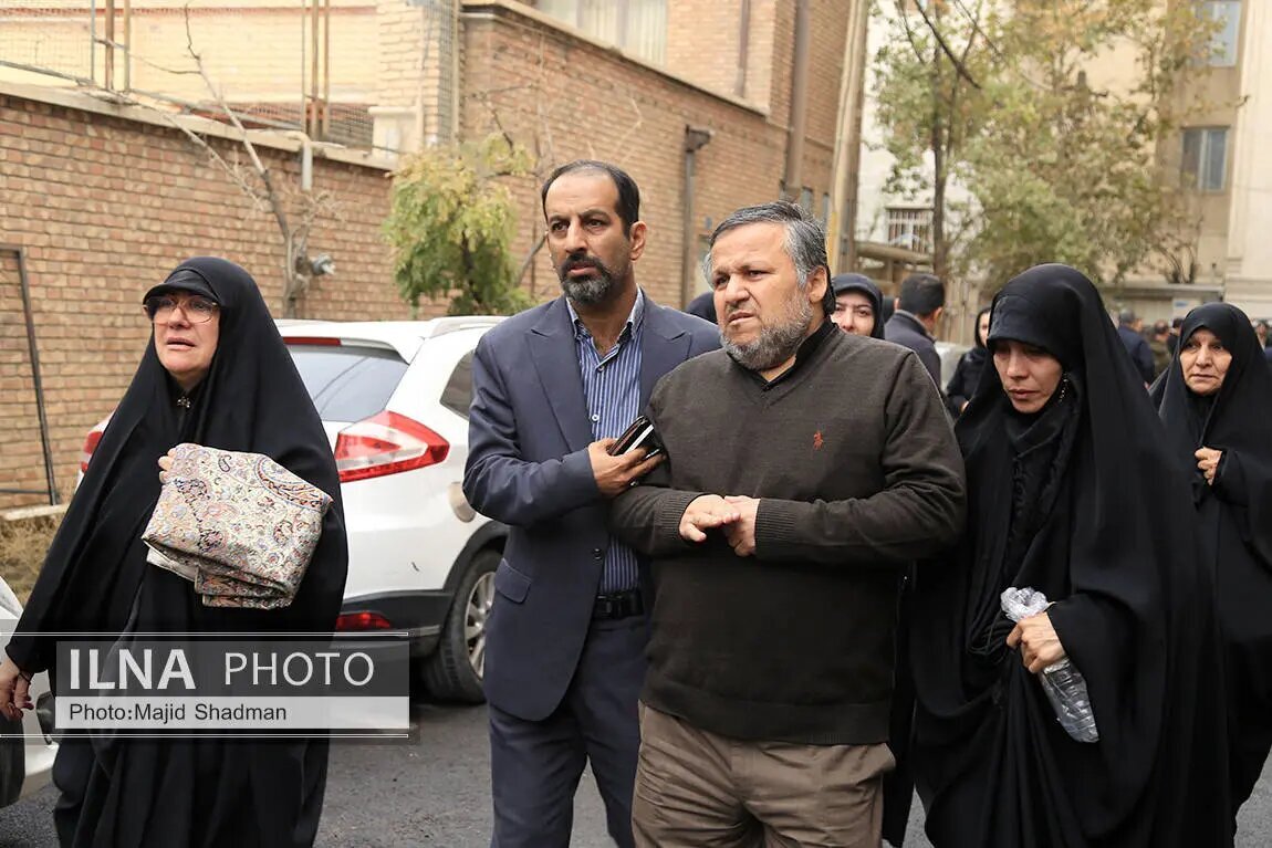 تصاویر | احمدی‌نژاد پس از مدت‌ها در مراسم تشییع خواهرش دیده شد