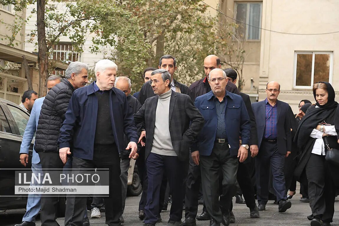 تصاویر | احمدی‌نژاد پس از مدت‌ها در مراسم تشییع خواهرش دیده شد