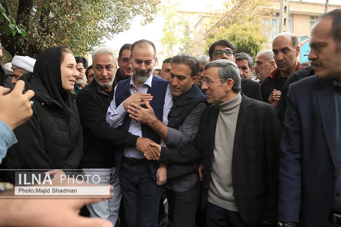 تصاویر | احمدی‌نژاد پس از مدت‌ها در مراسم تشییع خواهرش دیده شد