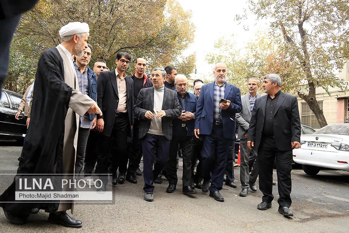 تصاویر | احمدی‌نژاد پس از مدت‌ها در مراسم تشییع خواهرش دیده شد