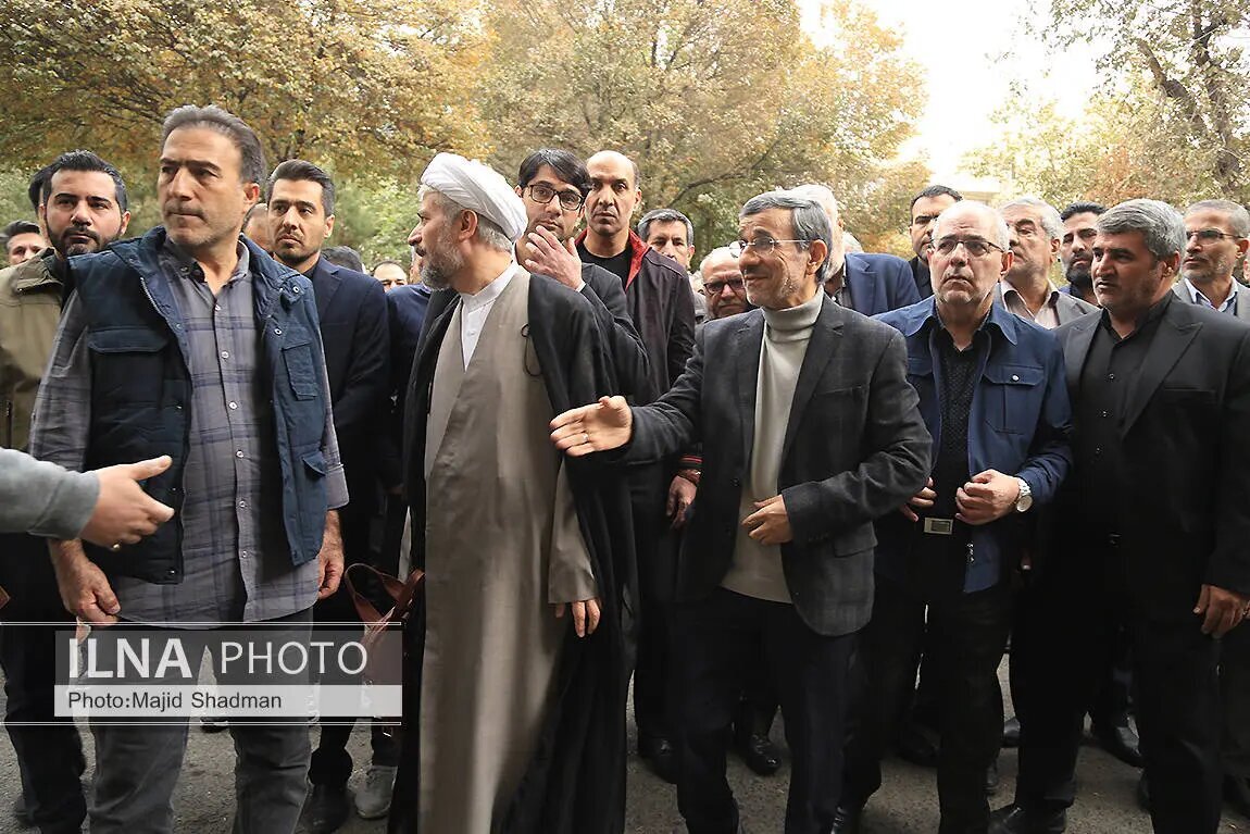 تصاویر | احمدی‌نژاد پس از مدت‌ها در مراسم تشییع خواهرش دیده شد