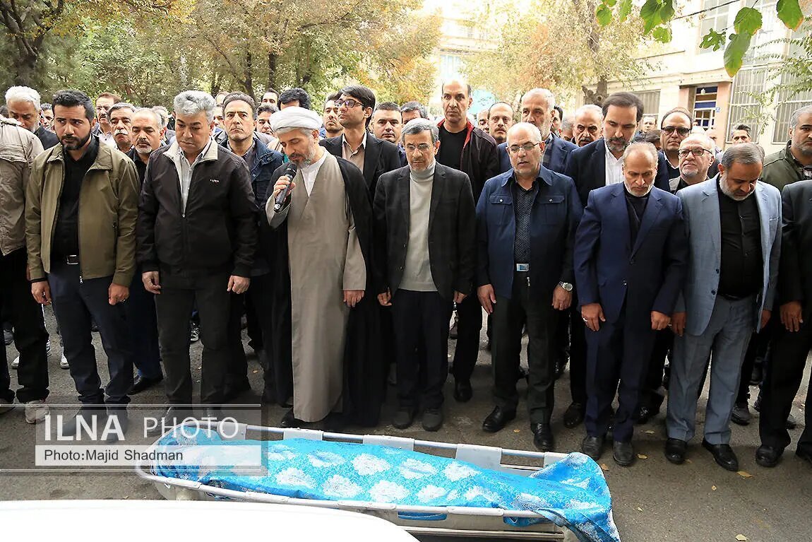 تصاویر | احمدی‌نژاد پس از مدت‌ها در مراسم تشییع خواهرش دیده شد