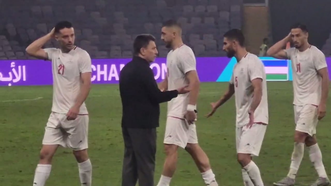 (ویدئو) درگیری امیر قلعه‌نویی با میلاد محمدی بعد از پایان بازی با ازبکستان؛ چه کسی پنالتی‌ها را چیده بود؟!