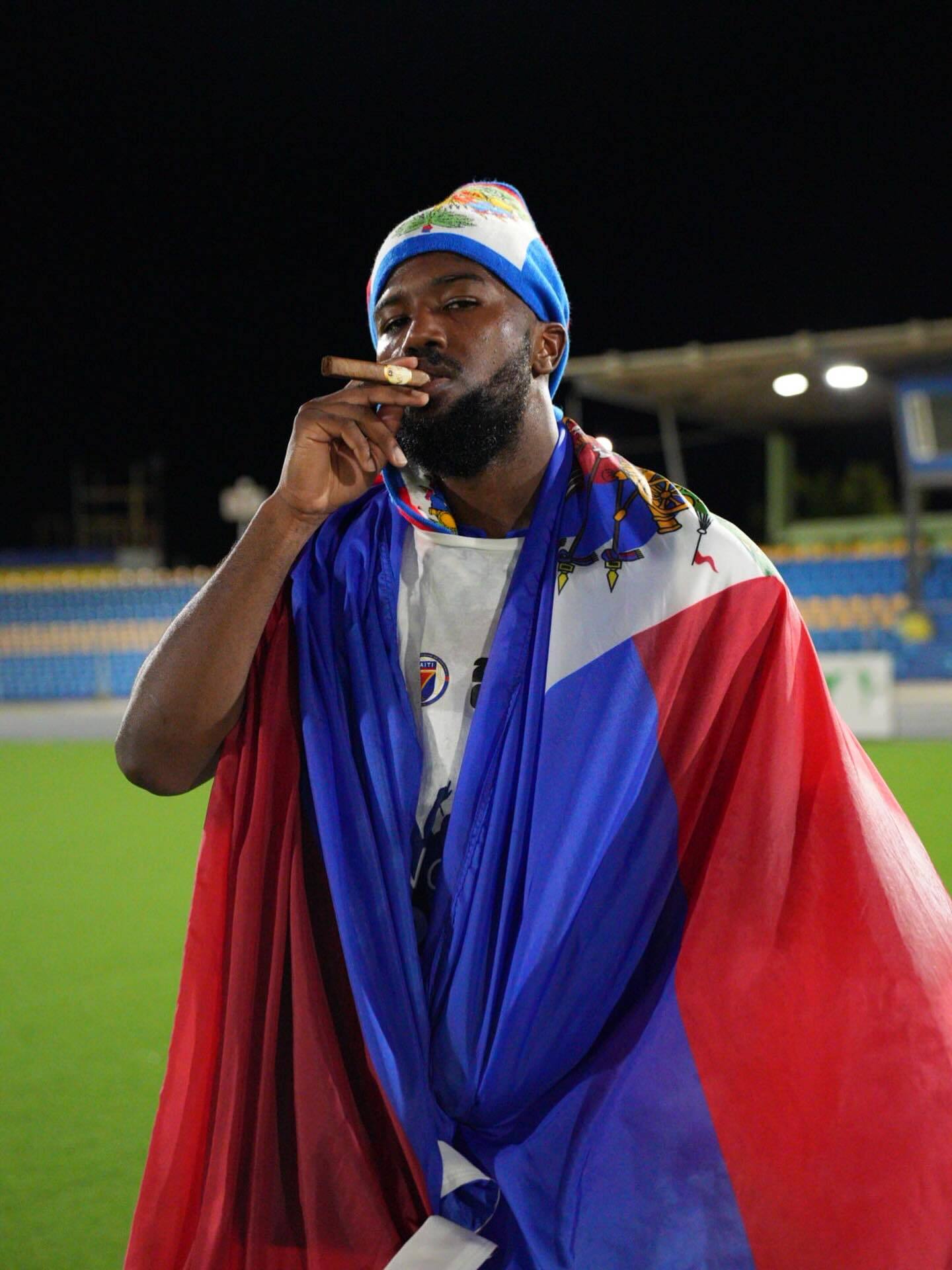 عکس جنجالی داکنز نازون ستاره استقلال با سیگار برگ!