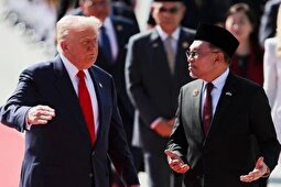 (ویدئو) رقص معروف ترامپ در فرودگاه مالزی