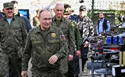 پوتین لباس نظامی پوشید